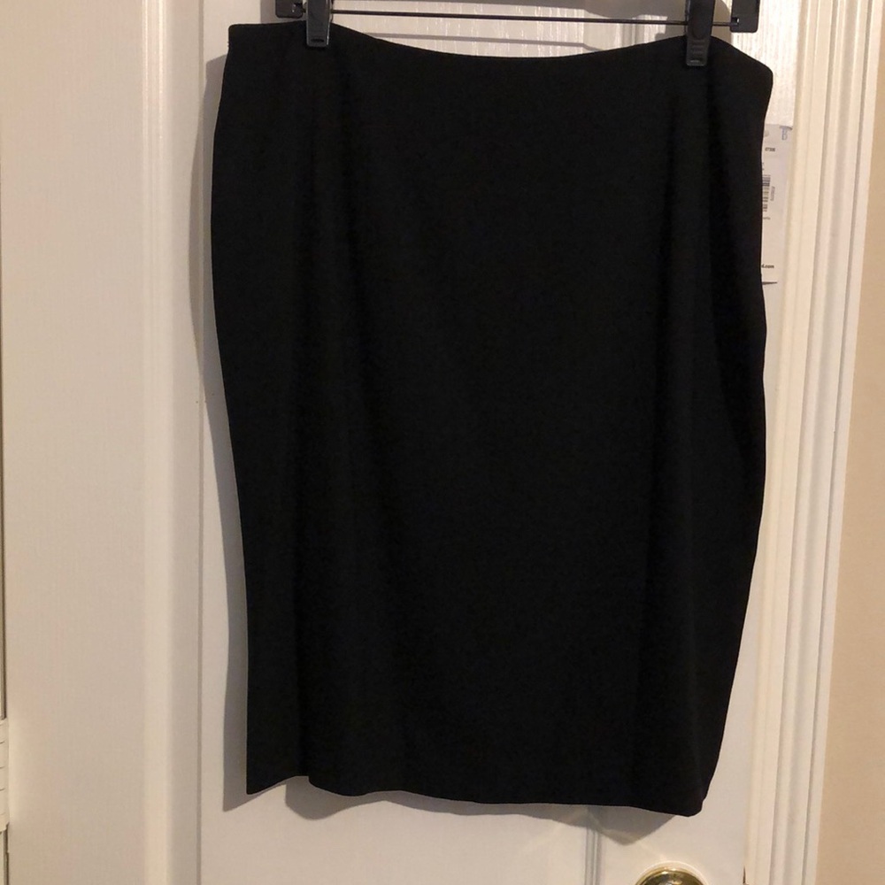 NWT Ladies Black Skirt Size 14 Petite